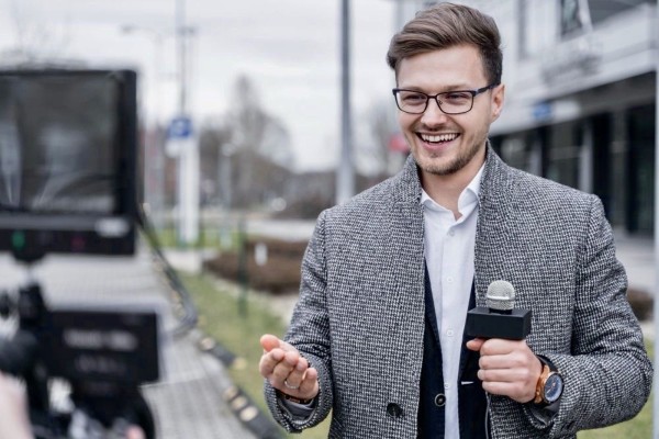 How to Become an Entertainment Reporter for Local News?